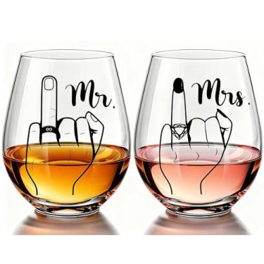 Imagem de Colorsavant Presente de noivado engraçado para casais – Conjunto de taças de vinho com dedo anelar – Presente legal para chá de panela, casamento/despedida de solteira para noiva e noivo