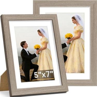 Imagem de Vittanly Conjunto de 2 porta-retratos 12 x 18 cm, moldura de madeira maciça para parede ou mesa, exibição de foto 10 x 15 cm com tapete ou 12 x 17 cm sem tapete, marrom claro