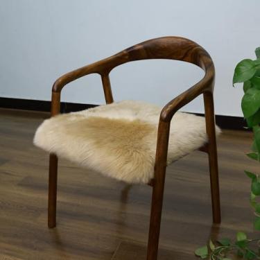 Imagem de RZLWOOL Almofada de assento de pele de carneiro real antiderrapante confortável de lã natural para sofás domésticos, restaurantes, carros, escritório, sala de aula, sala de conferências (45 x 45 cm, 1