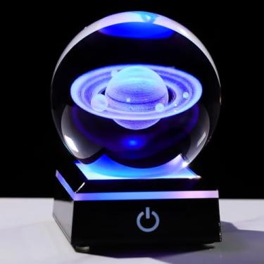Imagem de Arikyrist Estatueta de Saturno com bola de cristal 3D com base de LED, esfera de vidro gravada a laser Galaxy Saturno para decoração de escritório em casa, lâmpada de Saturno esfera do planeta,