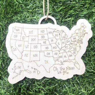 Imagem de E-ASUM Wooden Oh the Places We Go US Travel Check Off Map | Ornamento comemorativo de férias de viagem * 50 estados • Ornamento gravado no mapa do estado dos EUA • Lista de desejos de 50 estados