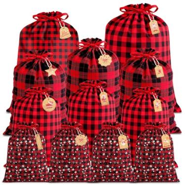 Imagem de EggSun Pacote com 12 sacos de presente com cordão de Natal com etiquetas, sacos de presente xadrez vermelho de Natal em 5 tamanhos, extra grande, grande, médio, pequenos sacos de tecido reutilizáveis