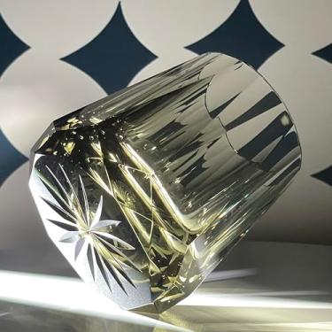 Imagem de suigetsu Copo de uísque de cristal, design geométrico, cinza fumê, copo de coquetel premium de 300 ml (cinza)