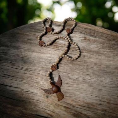 Imagem de Colar e enfeite em madeira com divino e flores para mesa parede porta 