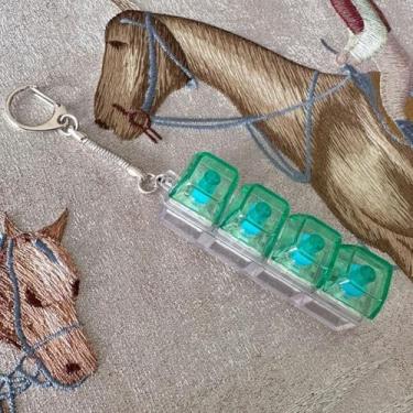 Imagem de Echanical Keyboard Tester keychain,Style Toy, Stress Relief Button Decompression Toy for Keyboard EnthusiastsTransparent Four-Key Key Chain Light for Bag,Backpack,Phone Pendant.