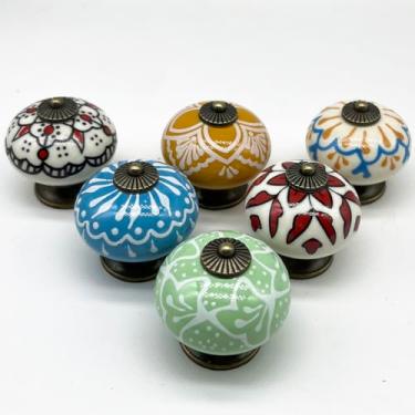 Imagem de YOUYOUULU Puxadores redondos de cerâmica requintados - puxadores de porcelana de bola colorida, 6 maçanetas de armário de cerâmica pintadas coloridas, puxadores grandes de gavetas de porcelana