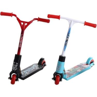 Imagem de 2 peças de mini brinquedos de duas rodas, mini scooters acessórios de tabuleiro de dedo, trotinete pequena para lembrancinhas de festa, treinamento de dedos, presentes de aniversário, kits de mágica e