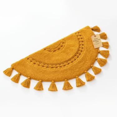 Imagem de Tapete de banheiro boêmio meio círculo com borlas e inserção de crochê. Lindamente feito à mão com 100% algodão natural, lavável na máquina, suporte resistente a deslizamento. Mostarda de mel popular 106 x 56 cm