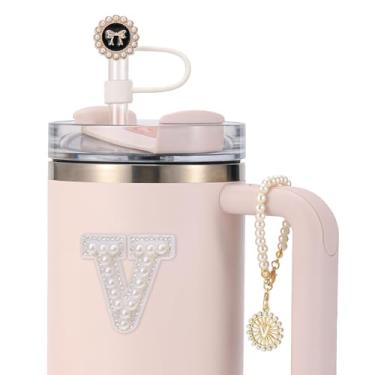 Imagem de 3 peças de acessórios para copos Stanley - capa de canudo para copo de 30 e 1,134 g, topo de palha de 10 mm, corrente de pingentes iniciais de silicone para decoração de alça e adesivo de letras - V