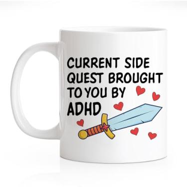 Imagem de RZHV Caneca novidade Current Side Quest Brought To You By ADHD 325 ml, caneca de café engraçada para planejador neurodivergente, presentes de saúde mental para pessoas que pensam demais, presentes de