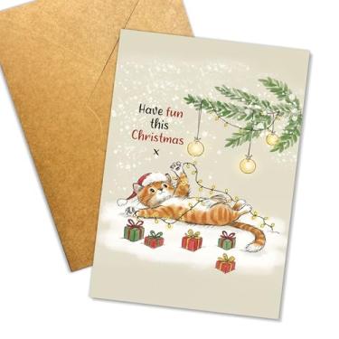 Imagem de Podagree Divirta-se com este cartão de Natal para amantes de gatos, amigos ou família, gatinho fofo brincando com luzes e presentes sob árvore de neve de donos de animais de estimação ou mães de gatos
