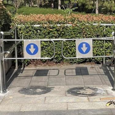 Imagem de Portão giratório de metal automático - Porta de abertura unidirecional de 90° para entradas de supermercado - Solução de acesso durável e seguro para áreas de alto tráfego