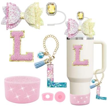 Imagem de Conjunto de acessórios de copo Stanley rosa 7 peças, decorações de iniciais para Stanley Cup 850.5 g 1,134 g, inclui cobertura de palha de joia, tampa à prova de derramamento, pingente de alça, bota