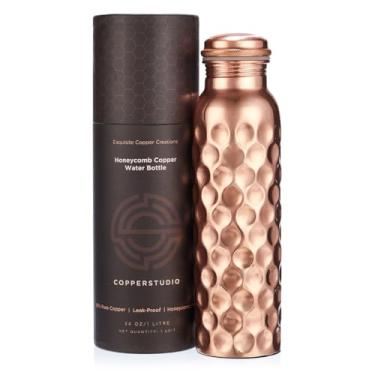 Imagem de CopperStudio Garrafa de água de cobre favo de mel - Garrafa de cobre puro de 1 litro com tampa à prova de vazamento, acabamento em favo de mel, revestida com laca, benefícios para a saúde/garrafa de