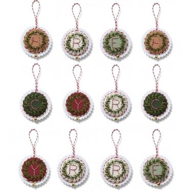 Imagem de TenDawn Kit de enfeites de bordado de Natal personalizado, conjunto de 12 decorações de guirlanda DIY com letras personalizáveis – ornamentos de Natal feitos à mão para árvore e presente – decoração