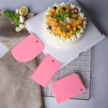 Imagem de Conjunto de raspadores de bolo, 3 peças, nivelador de cobertura de plástico com bordas serrilhadas e lisas para decoração de bolos, raspagem de massa, rosa