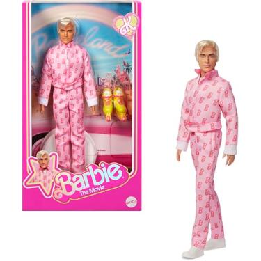 Imagem de Barbie The Movie Ryan Gosling como Ken boneca colecionável com um macacão rosa com estampado de "B", sapatilhas brancas e patins multicoloridos, JCP80