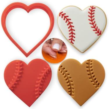 Imagem de Cortador de biscoito premium "Baseball Heart Home Run" 7,5 x 7,6 cm – Cortador e carimbo 2 em 1 com alça – Pode ser lavado na lava-louças, durável e fácil de cuidar