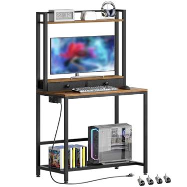 Imagem de YATINEY Mesa de computador com gaiola e gavetas, mesa de escritório em casa com tomadas, mesa de jogos com suporte para monitor e rodas, para sala de estar, escritório em casa, marrom rústico DN02UBR