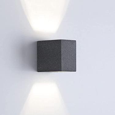 Imagem de Arandela de parede quadrada em formato de cubo, com acabamento em cimento, ideal para iluminação de cabeceira em quartos e salas de estar. Perfeita para decorar paredes.