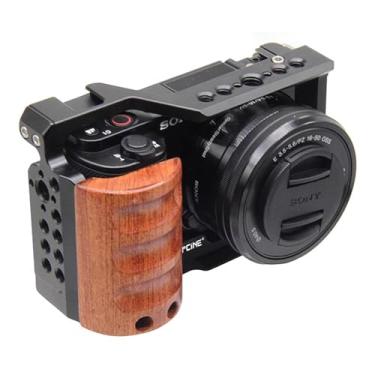 Imagem de TOPCINE Gaiola de Câmera Completa para Sony Alpha ZV-E10 com Alça de Madeira, Acessórios de Equipamento de Câmera de Alumínio para Gravação de Vídeo, Microfone de Sapata Fria Vlogging