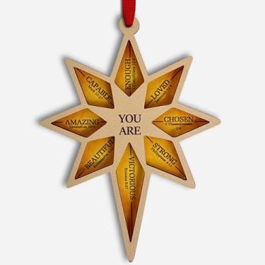 Imagem de Enfeites de Natal cristãos, ornamentos cristãos para decoração de árvore de Natal 2025, enfeite de verso bíblico de estrela de acrílico de madeira, presente de Natal para mulheres, homens, família