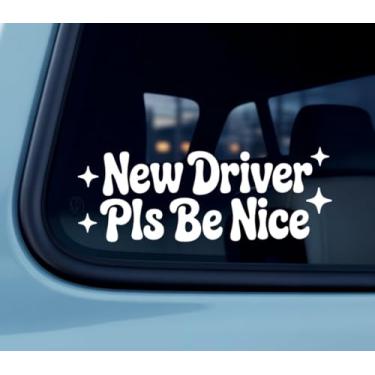 Imagem de Decalque de carro New Driver Please Be Nice - Arte de janela de conscientização de estrada suave com silhueta de vinil branco liso - Adesivo de longa duração para carros, SUVs, caminhões no trânsito