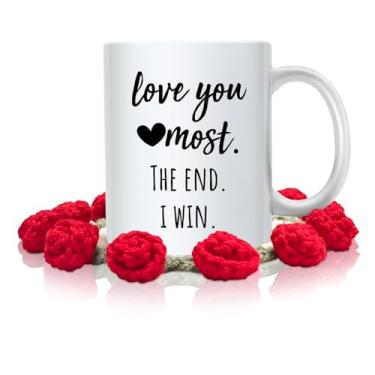Imagem de MAUAG Caneca de presente romântico de aniversário de namorada com porta-copos de crochê artesanal de Natal - Love You Most The End I Win - Dia dos Namorados engraçado ideal para ele, ela - 325 ml