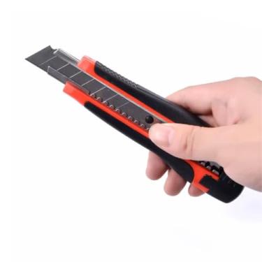 Imagem de Estilete Profissional Largo 18mm com Empunhadura Ergonômica Emborrachado Retratil com sistema de travamento Cores sortidas 3 Lâminas de Reposição