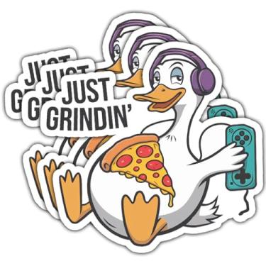 Imagem de 3 peças adesivos Just Grindin Duck presentes pato engraçado com pizza jogando controle de jogos adesivos à prova d'água presente Just Grindin' Duck decalque de vinil para laptop garrafa de água caixa