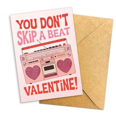 Imagem de Cartão retrô Boombox Valentine "You Don't Skip A Beat", cartão de amor fofo para namorado, namorada, marido esposa, rádio vintage dos anos 80, design romântico, dia dos namorados, cartão de dia dos