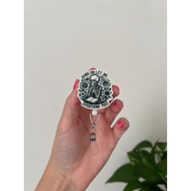Imagem de Carretel de Crânio de Leitura Engraçado Retrátil, Hang On Let Me Overthink This Nurse Student Badge Clip, Lindos Presentes de Enfermeira para Trabalhador Médico RN CNA LPN MA | Porta-crachá de caveira