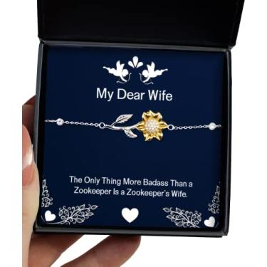 Imagem de Presente para esposa para esposa, a única coisa mais Badass do que um zokeeper é uma pulseira de girassol, perfeita esposa do marido