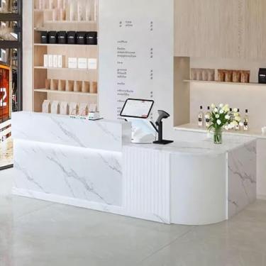 Imagem de Mesa de recepção de salão, mesa recepcionista com armazenamento, mesa de escritório de madeira projetada com acabamento fino para salões de beleza, textura branca + branco, 140 cm