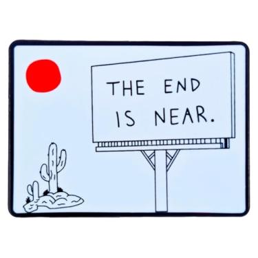Imagem de Leraverppy Broche esmaltado, alfinete de lapela The End Is Near, broche de humor escuro, emblema do deserto em quadrinhos presente para adultos, colega de trabalho, adolescentes, amigos GFF, cordão