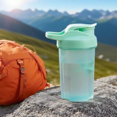 Imagem de Coqueteleira de 500 ml, copos esportivos à prova de vazamento para shakes de proteína com batedor de bola, livre de BPA e fácil de limpar, verde