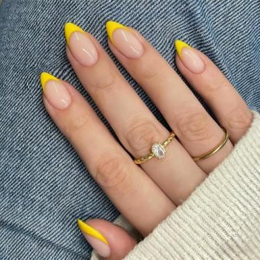 Imagem de SXVME Unhas curtas de amêndoa, amarelas com ponta francesa prensada com cola para mulheres, unhas falsas francesas naturais prensadas em 15 tamanhos – Kit de 30 colagem de gel macio em unhas, visual