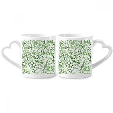 Imagem de Conjunto de canecas de porcelana biológica para casais com estrutura de células de microscópio verde com alça de coração