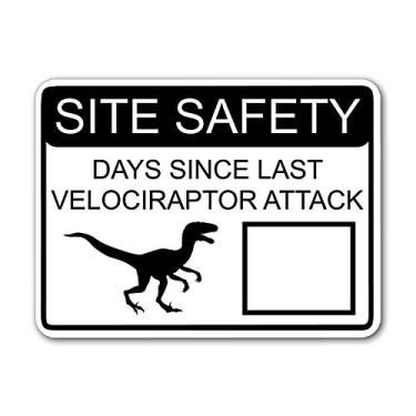 Imagem de Placa de metal de estanho Pickle Site Safety Days Since Last Velociraptor Attack Placa de rua branca com área de apagamento a seco Placa de metal de alumínio para arte de parede 20 x 30 cm