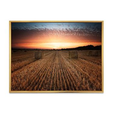Imagem de DesignQ Paisagem com um campo cheio de fardos de feno ao pôr do sol - Impressão de arte de parede em tela emoldurada de fazenda