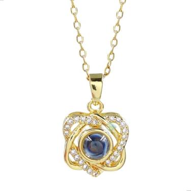 Imagem de COLAR COM PINGENTE EU TE AMO EM 100 IDIOMAS DIFERENTES - JROMERO ARTIGOS® COR:DOURADO FLOR