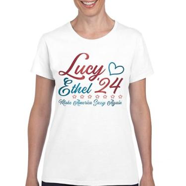 Imagem de Camiseta feminina Lucy Ethel 24 Make America Sassy Again Team Lucy TV Show American Classic BFFs Best Friends, Branco, 3G