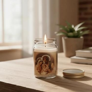 Imagem de Vela Vidro Perfumada Sagrada Família com Aroma de Rosas, Tampa Dourada, Parafina, 10cm Altura, 6cm Diâmetro, 155g
