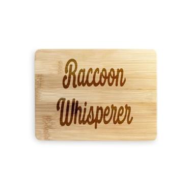 Imagem de Tábua de cortar guaxinim Whisperer, presente de guaxinim, presente para guaxinim, tábua de corte de bambu, ideia de presente de inauguração de casa, aniversário, ideia de presente de Natal (pequeno