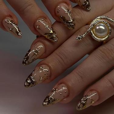 Imagem de 24 peças de unhas de amêndoa de ponta francesa, unhas postiças douradas 3D, cobertura completa de acrílico nude, cola falsa nas unhas com design de estrelas, glitter reutilizável para mulheres