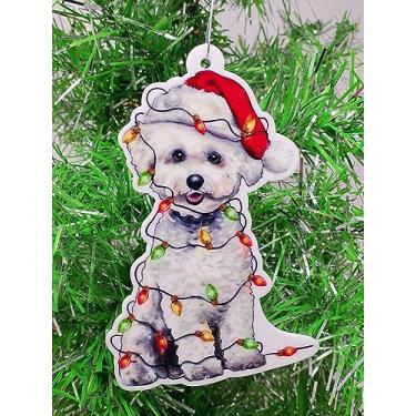 Imagem de Enfeite de Natal com tema de poodle em chapéu de Papai Noel e luzes de Natal