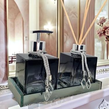 Imagem de Kit Lavabo Vidro Luxo com Bandeja Branca e Vidro Âmbar – 02 Frascos Cubo 250ml, Difusor de Aroma com Varetas Decoradas e Acessórios de Banheiro(Preto Degrade C/Prata,Sem Bandeja)