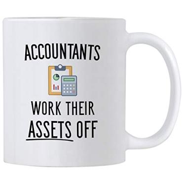 Imagem de Casitika Presentes engraçados para contadores Os contadores trabalham seus bens fora. Caneca de café com contas de 325 ml. Ideia de presente para consultores financeiros, auditores ou colegas de trabalho da CPA.