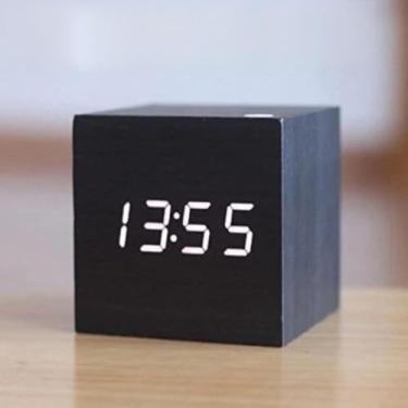 Imagem de Relógio Despertador Digital Cubo LED, Design Madeira, 6,3x6,3x6,3 cm, Controle por Som, Display LED, Temperatura, Alimentação USB/Pilhas