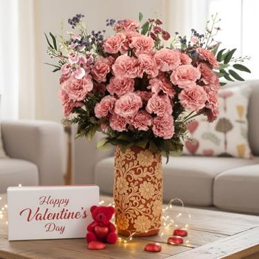 Imagem de Yunlly Conjunto de flores artificiais de cravos rosa a granel de seda rústica buquê de flores falsas com orquídea borboleta Gypsophila para o dia dos namorados, dia das mães, decoração de casa